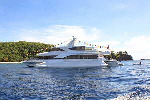 The Yacht of the Coco Grove Beach Resort